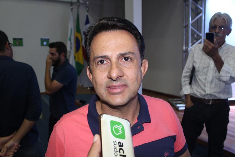 Prefeito de Rio de Contas é multado em R$ 3 mil e terá que devolver R$ 24 mil, determina TCM