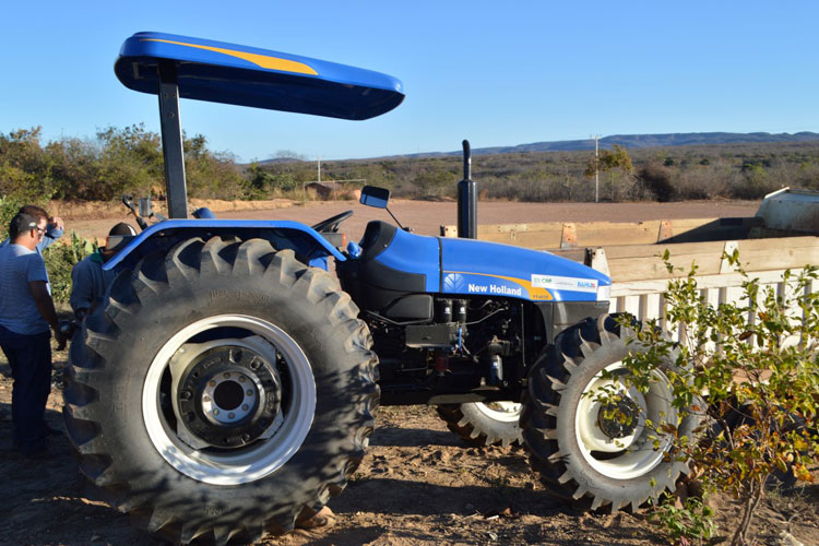 Caetité: Comunidade de Sambaíba é beneficiada com trator agrícola