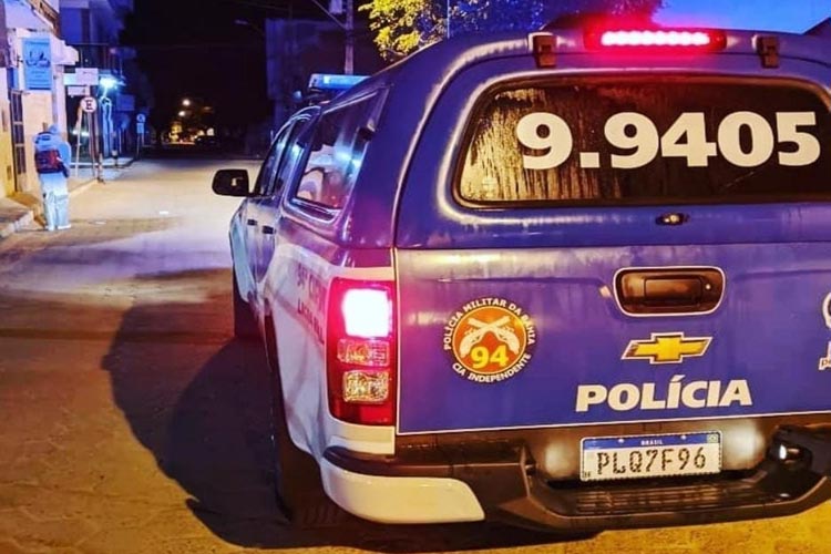 Homem desfere golpes de faca no pulso e na coxa de sua esposa em Caetité