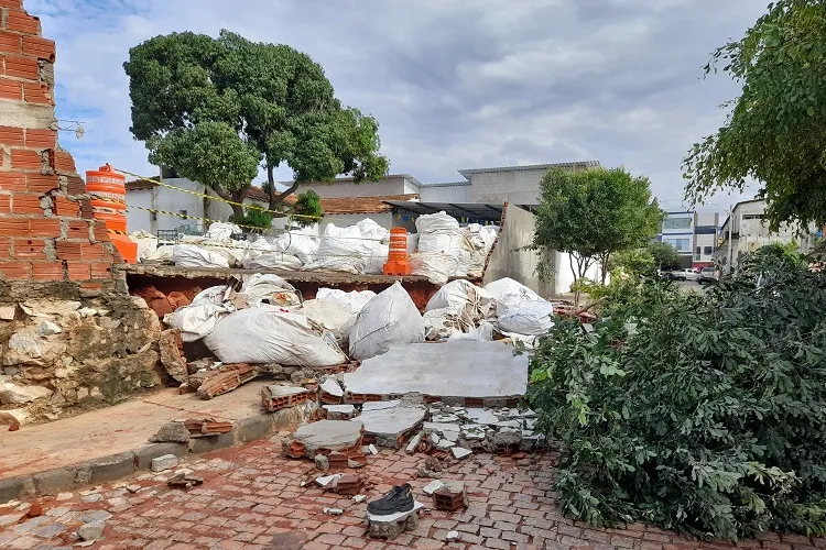 Ressaca da tempestade em Brumado, cenário de terra arrasada com muitas casas destruídas