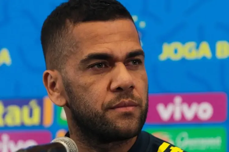 Daniel Alves paga fiança de R$ 5,4 milhões e deixará prisão de Barcelona