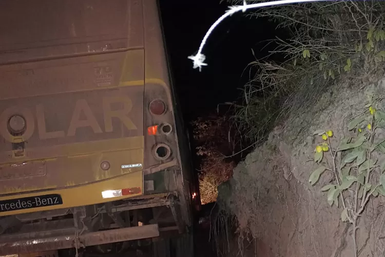 Alunos passam horas na estrada após pane em ônibus escolar em Aracatu