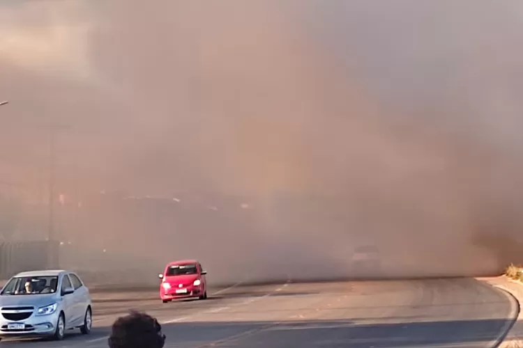 Incêndio no Parque da Cidade prejudica visibilidade de condutores na BR-122 em Guanambi