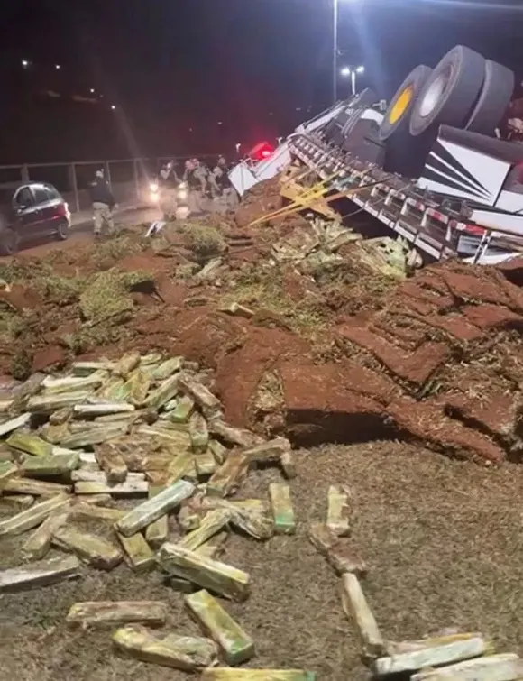 Caminhão com mais de uma tonelada de maconha tomba em frente a Batalhão da PM