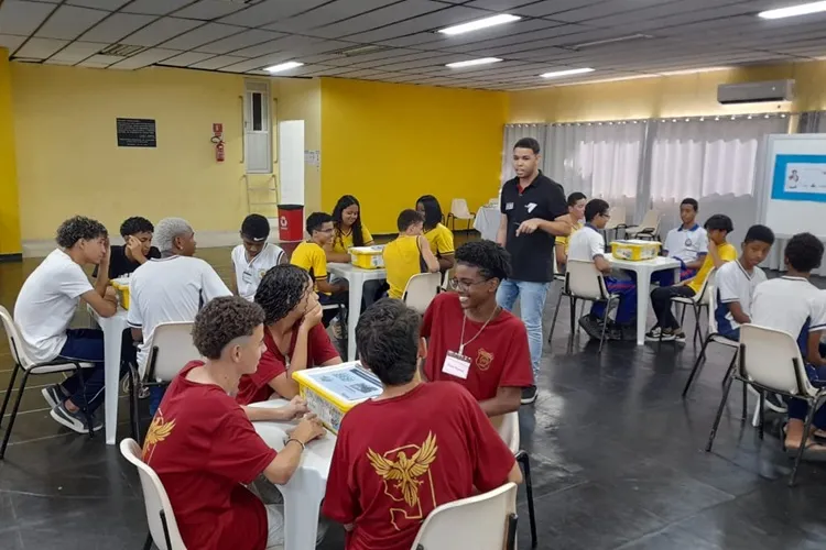 Oficinas de robótica mostram prévia do que será a Escola Sesi na cidade de Guanambi