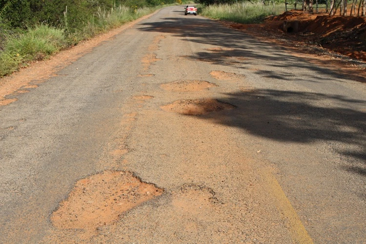 Brumado: Idosa tapa buracos com baldes de areia um ano após governador prometer asfalto