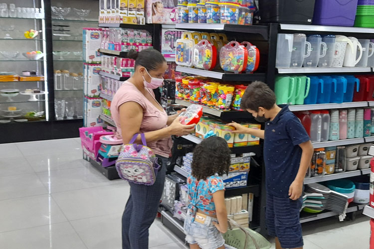 Consumidores vão ao comércio de Brumado para as compras na véspera do Natal