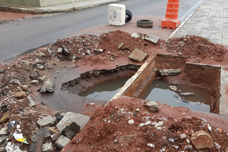 Brumado: Moradores desembolsam R$ 1 mil para conserto de esgoto estourado na Avenida João Paulo I