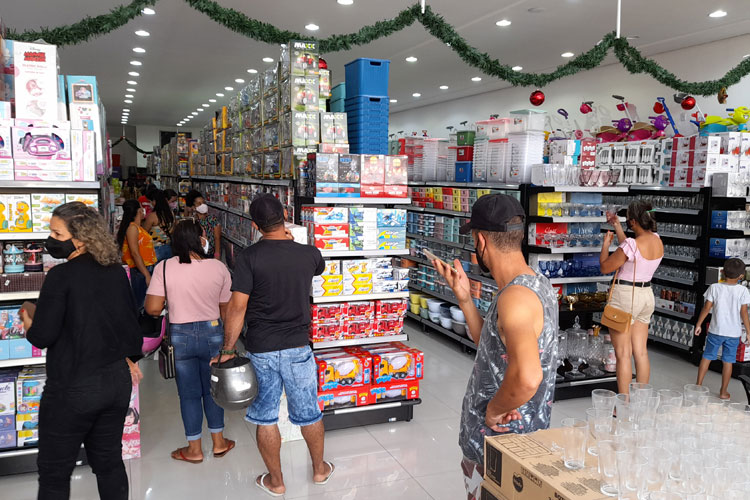 Consumidores vão ao comércio de Brumado para as compras na véspera do Natal