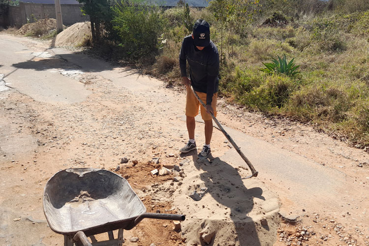 Sem ação da prefeitura, há cinco anos moradores realizam tapa buracos com entulhos em Brumado