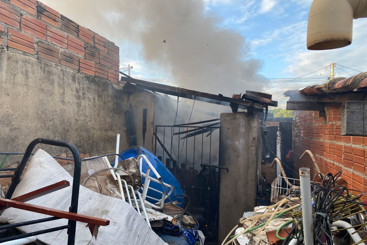 Brumado: Homem tenta matar enxu e coloca fogo em quintal de casa