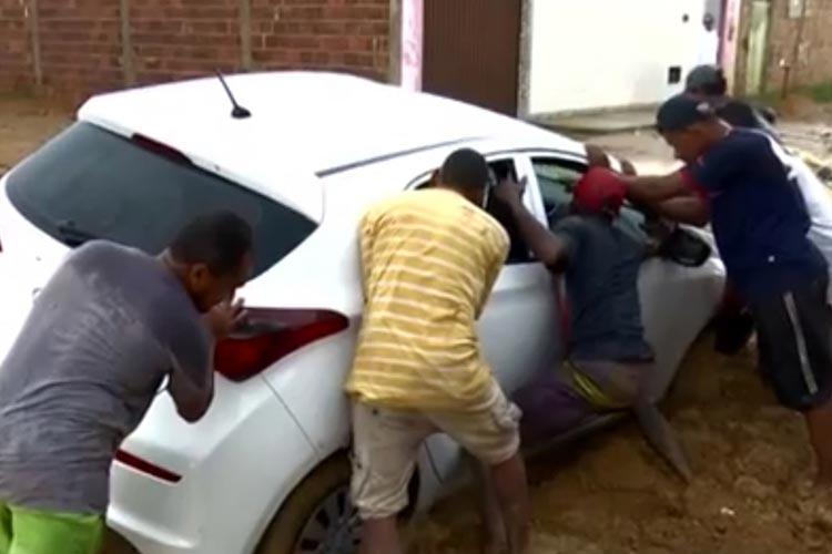 Chuva causa alagamentos e transtornos para moradores de Vitória da Conquista