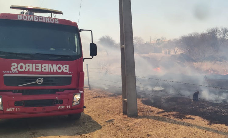 Fogo se espalha em área rural de Guanambi e Bombeiros atuam por 7 horas para conter chamas