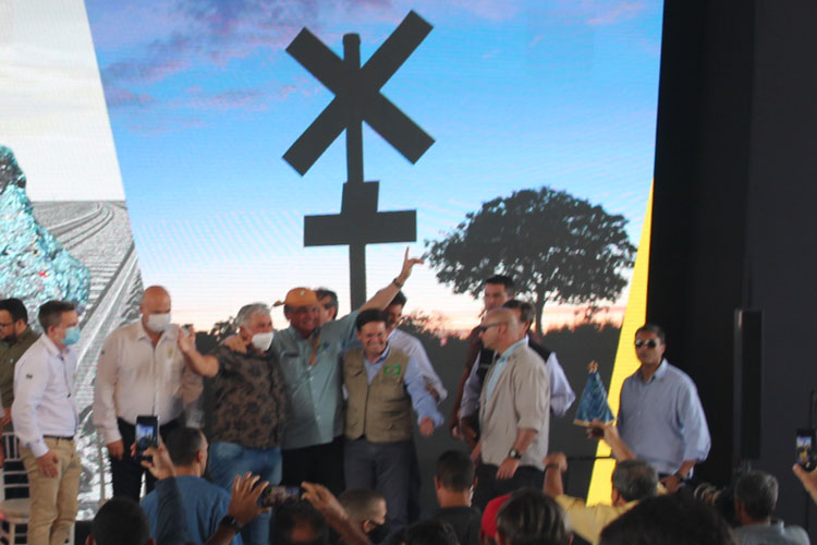 Prefeito de Lagoa Real presenteia Jair Bolsonaro com chapéu de vaqueiro