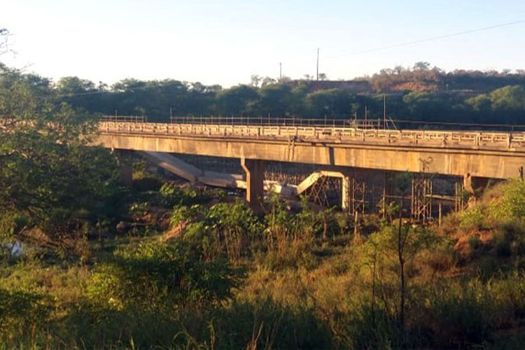 Tanhaçu: Parte de ponte em construção desmorona na BA-142