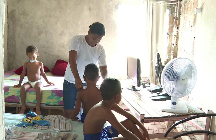 Mãe cuida de 3 filhos autistas com R$ 212 do Bolsa Família