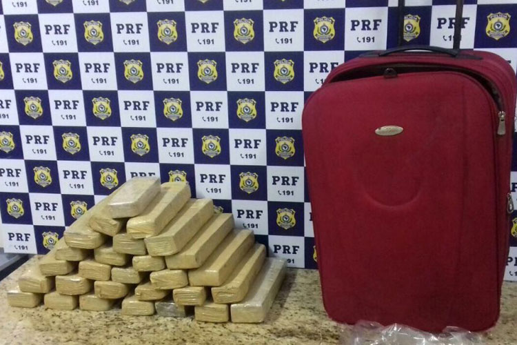 Homem é preso com 19 kg de maconha dentro de ônibus em Vitória da Conquista