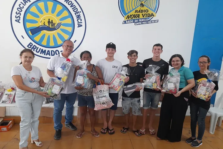 Campanha de doação de material escolar da Nova Vida FM contempla alunos em Brumado