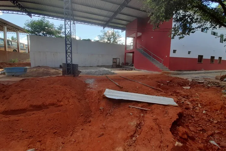 Obras inacabadas da base do Corpo de Bombeiros geram transtornos em Brumado