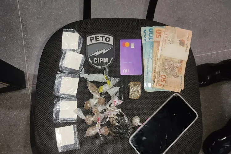 Caetité: PM prende mulher com drogas e dinheiro após ela jogar bolsa em residência