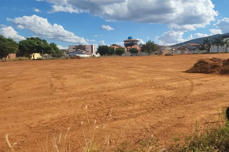 Máquinas são vistas em terreno doado para construir hospital particular em Brumado