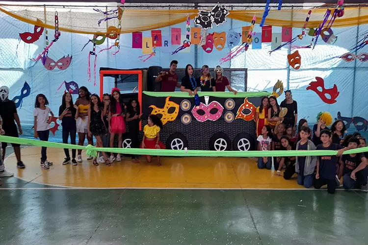 Alunos brincam o carnaval nas escolas municipais de Brumado