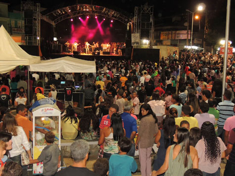 Evangélicos lotam praça da prefeitura em Brumado