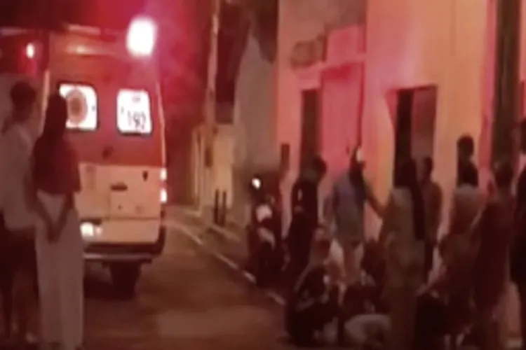 Motociclista em alta velocidade colide em muro de residência no centro de Brumado