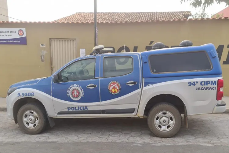 Bandidos armados assaltam supermercado e levam dinheiro e celulares em Jacaraci