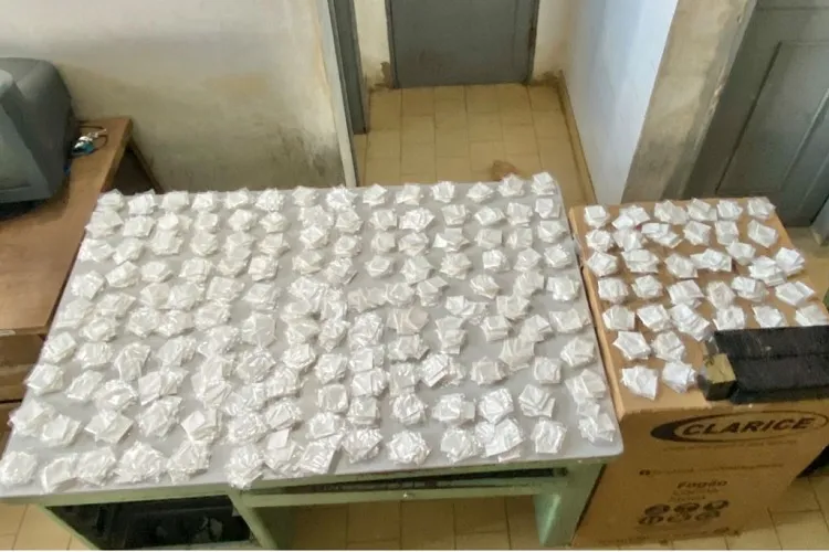 PM apreende quase 2 kg de maconha e 1600 papelotes de cocaína em Macaúbas