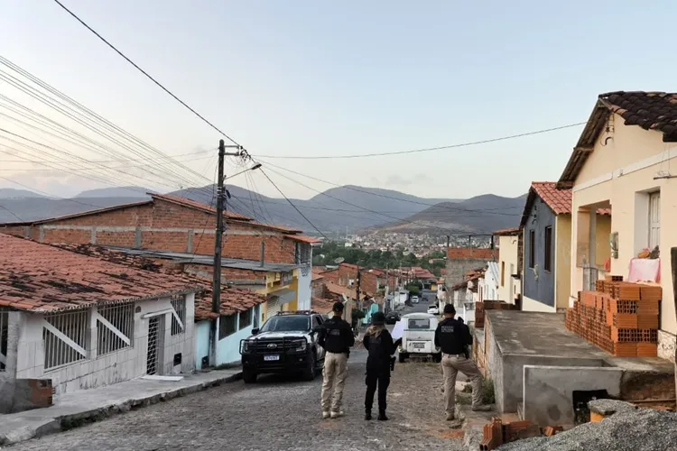 Operação Castelo de Cartas cumpre mandados contra grupo criminoso em Jequié
