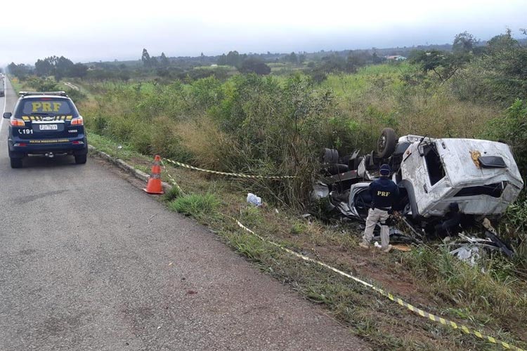 BR-116: Caminhão-guincho capota e homem que estava em carro transportado morre