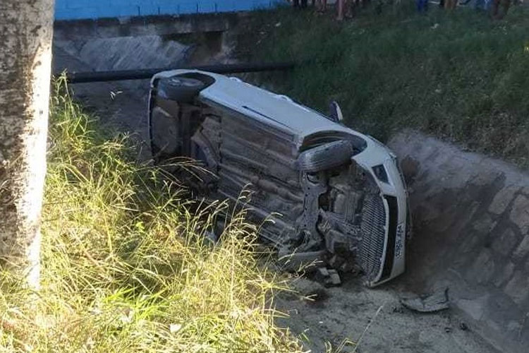 Vitória da Conquista: Adolescentes roubam carro, usam para cometer assaltos e capotam veículo