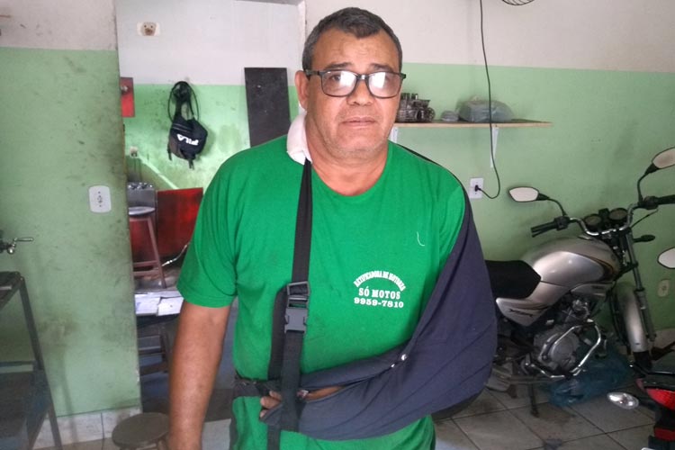 Empreendedor cobra o recolhimento de cães das ruas de Brumado após ser atacado por matilha e ter osso trincado