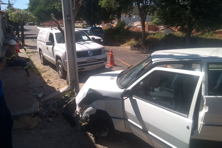 Brumado: Indivíduo furta carro, perde o controle da direção, bate contra poste e abandona o veículo