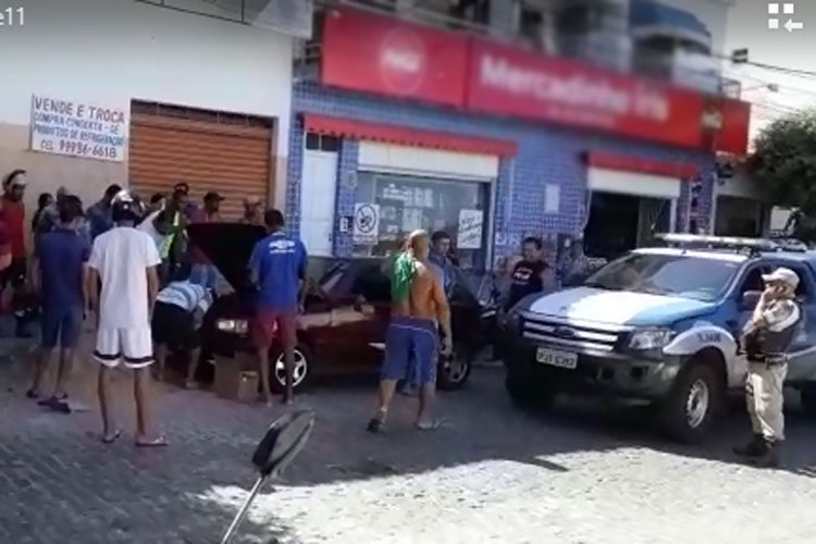 Homem encontra cobra dentro de motor de carro no Bairro das Flores em Brumado