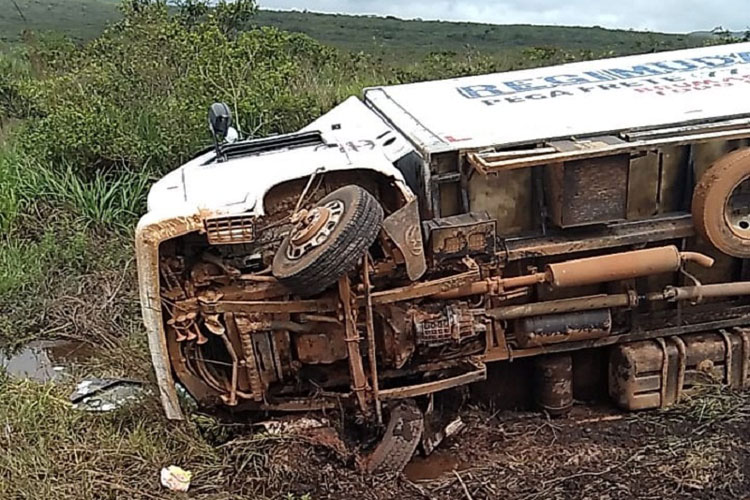 Caminhão baú com placas de Brumado tomba na Chapada Diamantina