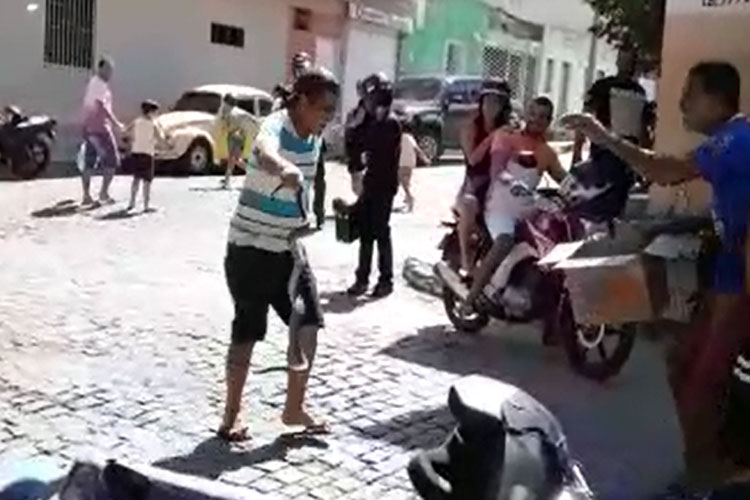 Homem encontra cobra dentro de motor de carro no Bairro das Flores em Brumado