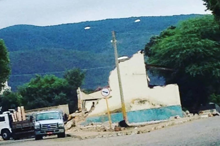 Demolição do prédio da antiga escola Rotary desagrada ex-alunos em Brumado