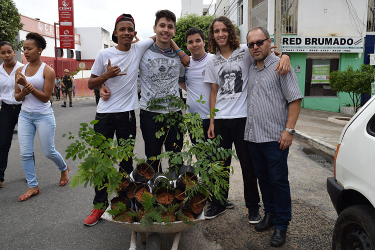 Colégio Getúlio Vargas realiza desfile ecológico durante virada educacional em Brumado