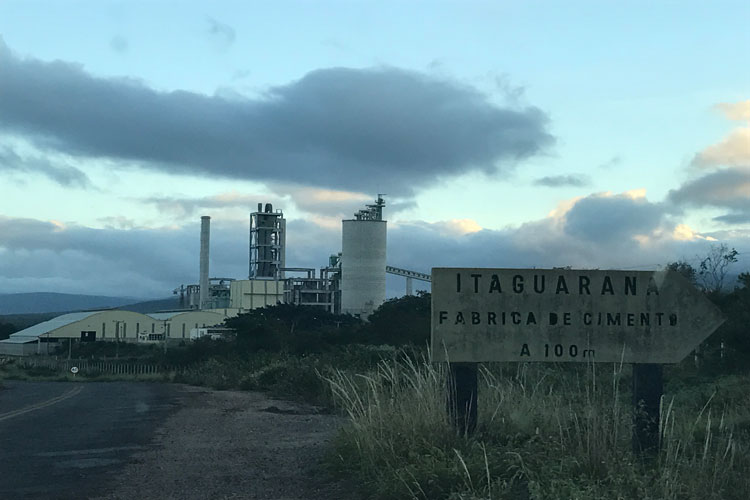 Ituaçu: Funcionários demitidos de fábrica de cimento fazem protesto na BA-142