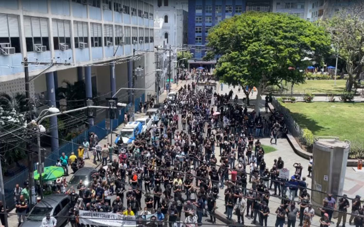 Policiais civis da Bahia fazem protesto por plano de carreira e reajuste salarial
