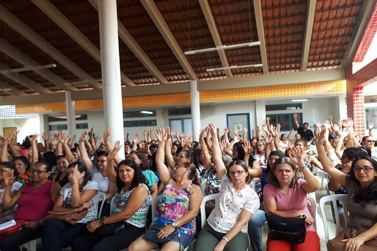 Professores da rede municipal rejeitam imposição no aumento na carga horária em Guanambi
