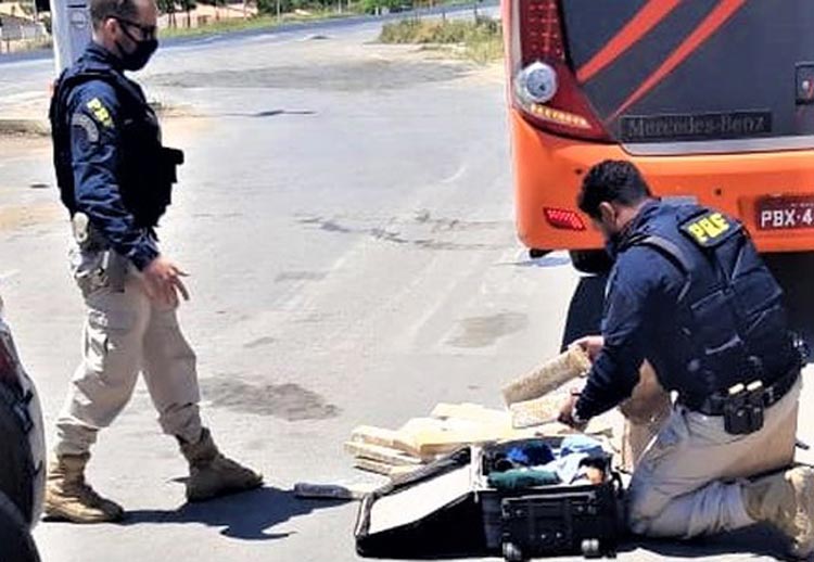 Homem é preso após ser flagrado com mais de 50 kg de maconha em mala na Chapada Diamantina