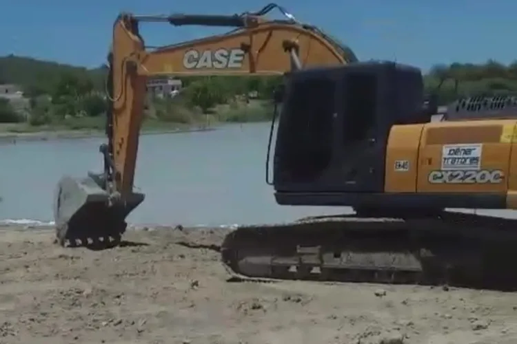 'Maldade', diz moradora após água ser retirada de lagoa para construir estrada em Brumado
