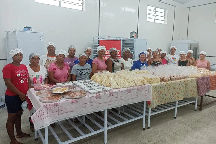 Agricultoras de Jequié transformam mandioca em uma variedade de produtos