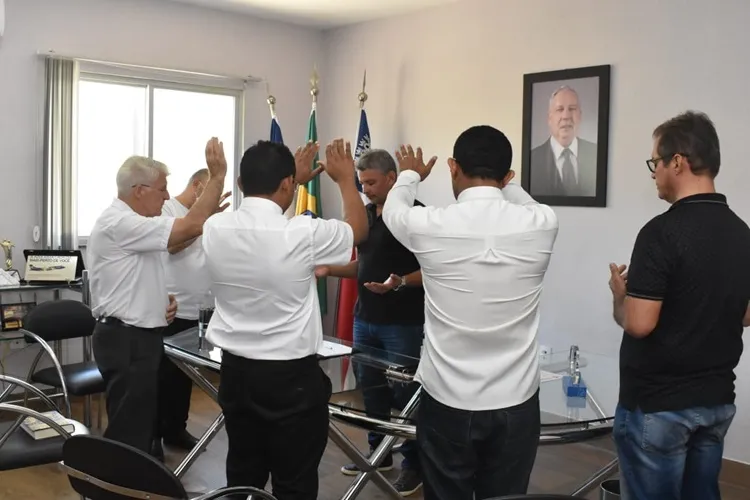 Guanambi: Nal recebe bênçãos, abre agenda oficial e mantém foto de Nilo em gabinete