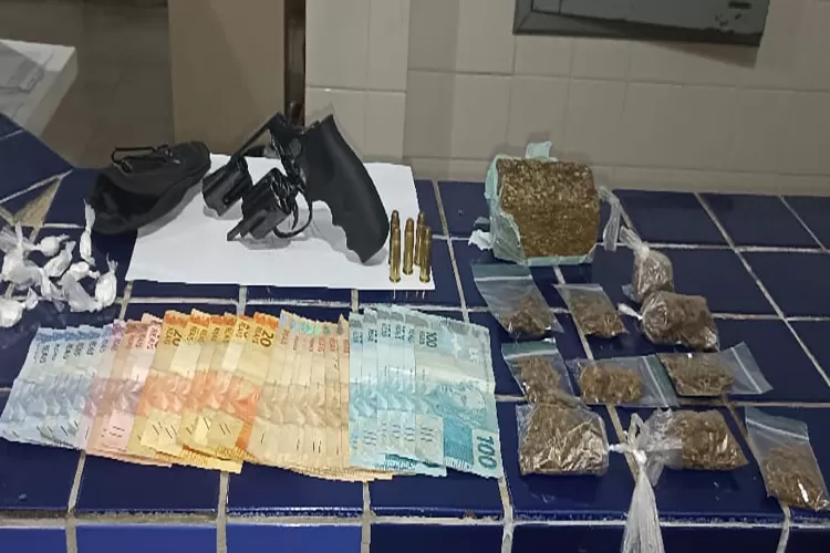 Rondesp e PM prendem homem por porte ilegal de arma de fogo e tráfico de drogas em Brumado