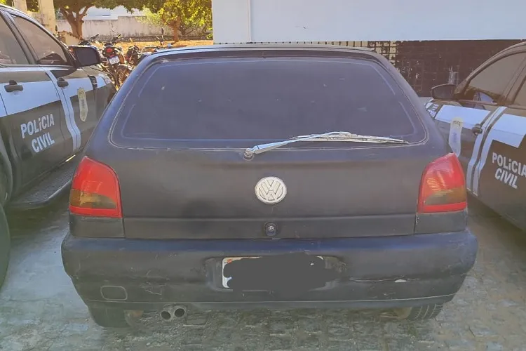 Polícia Militar prende homem que tentava vender carro com restrição de furto em Candiba