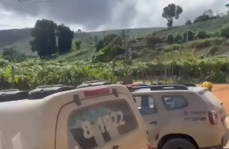 Homem morre em confronto com policiais após cometer feminicídio em Jaguaquara